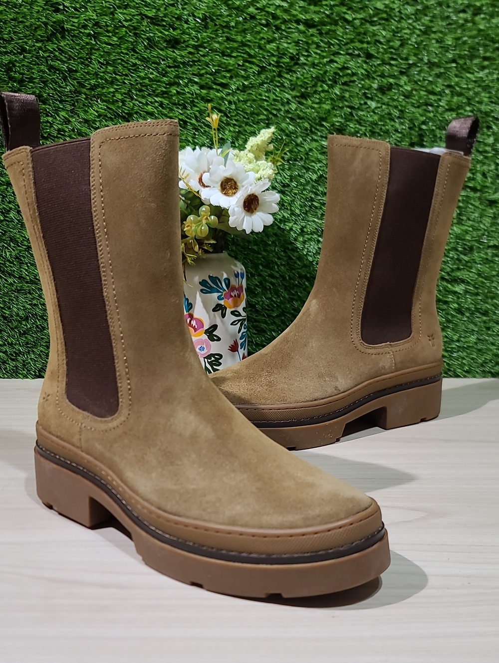 Frye Women's Chloe Chelsea Boots / Tan Suede US Women's 7.5 New